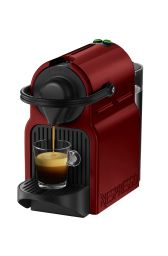 Macchina da caffè Nespresso Inissia rossa. Espresso in preparazione. Design compatto e moderno.