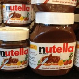 Barattoli di Nutella. Crema spalmabile alla nocciola, colazione golosa.