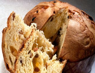 Panettone artigianale tagliato. Dolce natalizio italiano con canditi e uvetta.