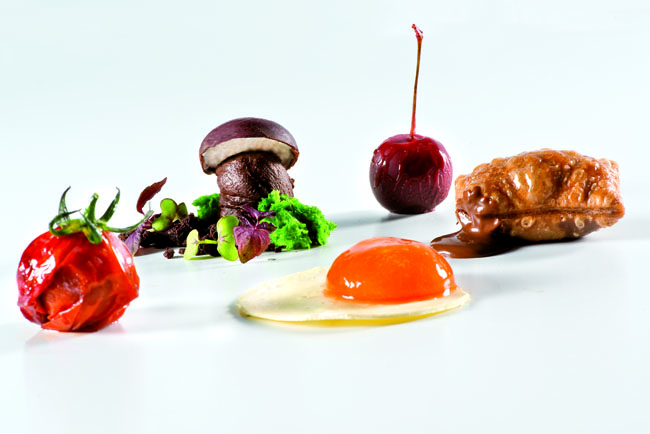 Variazioni al cioccolato: pomodoro, fungo, uovo, ciliegia e tortino. Dessert creativo e originale.