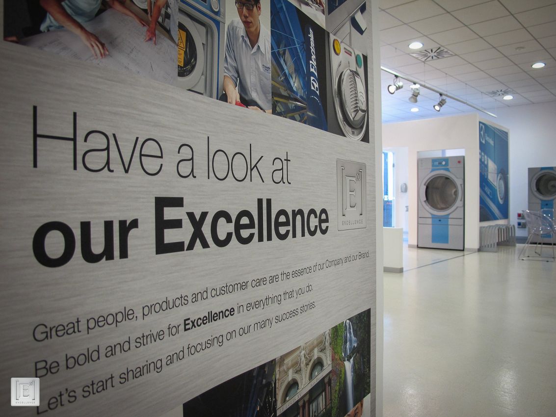 Showroom Electrolux Professional: lavatrici industriali, design moderno, eccellenza e qualità.