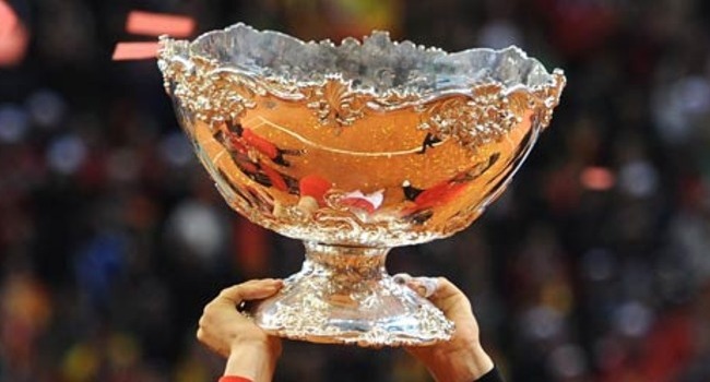 Coppa Davis alzata. Mani che sollevano il trofeo del tennis. Vittoria e sport.