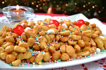 Struffoli napoletani, dolce natalizio con miele e confettini colorati. Specialità campana.