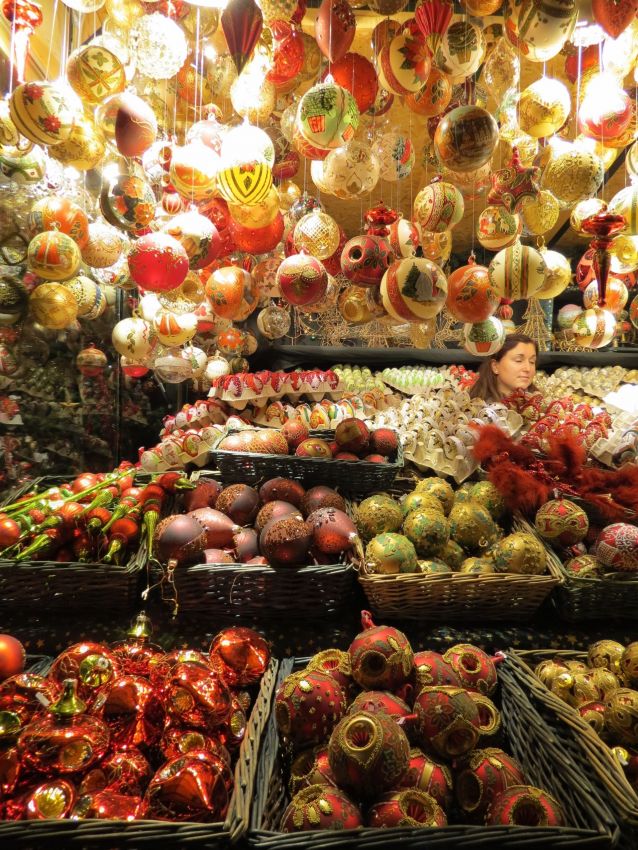 Mercatino di Natale con decorazioni e palline natalizie artigianali colorate. Atmosfera festiva e regali di Natale.