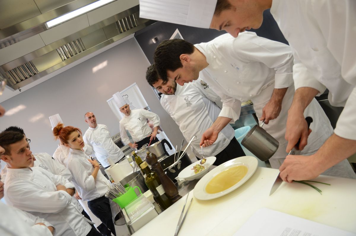 Chef Massimiliano Alajmo in cucina con la sua brigata. Cucina d'autore, alta cucina italiana.