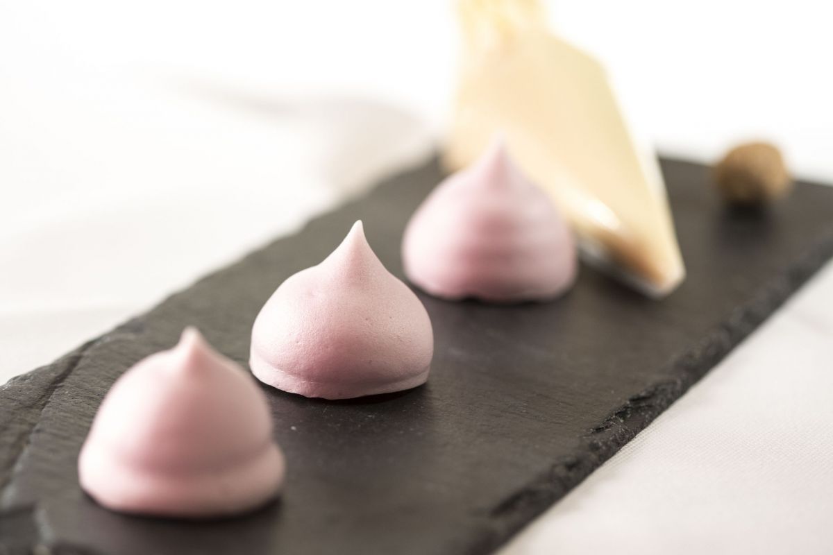 Dolci rosa su ardesia. Dessert gourmet, cucina creativa. Omaggio al territorio.