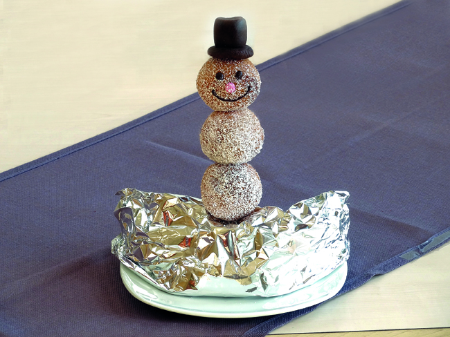 Pupazzo di neve dolce. Dessert natalizio con palline di cioccolato e cappello. Idea regalo golosa.