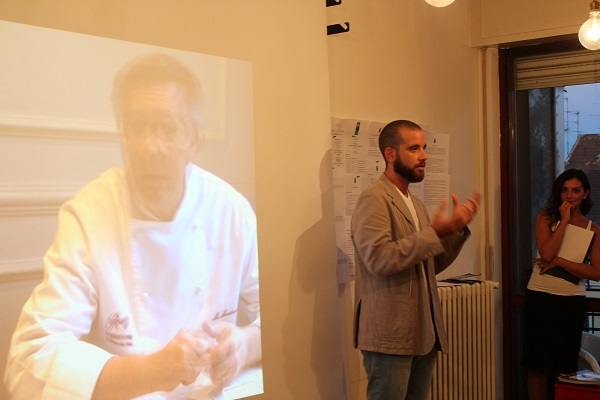 Presentazione evento: uomo parla, chef proiettato. Meeting, cucina, relatore.