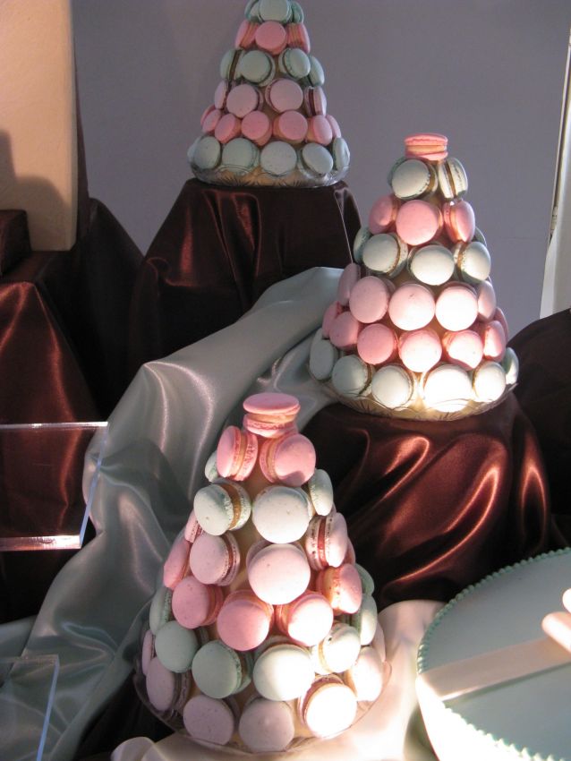 Torri di macaron rosa e verdi. Dolci francesi, pasticceria artigianale. Idee per torte di compleanno e confettata.