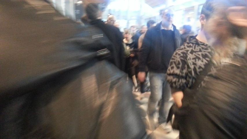 Folla di persone in movimento. Uomini e donne camminano. Scena urbana.