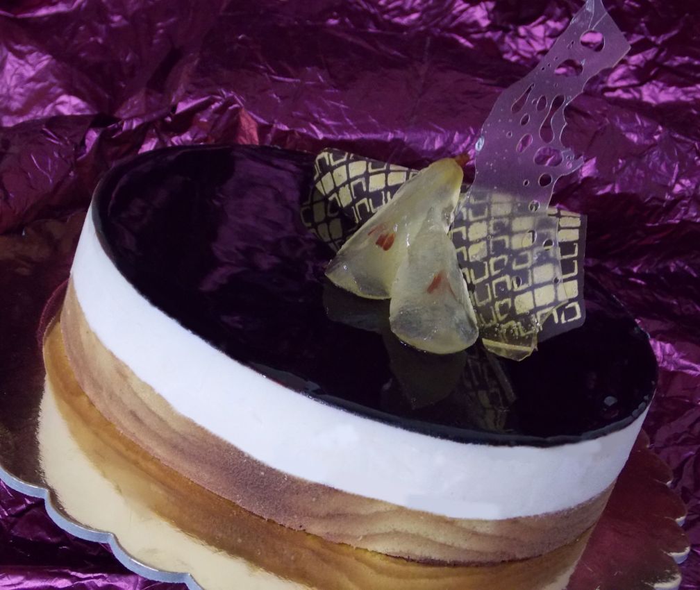 Torta a strati con glassa lucida e decorazioni. Dessert goloso.