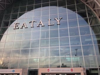 Eataly, negozio di alimentari italiano. Facciata in vetro con insegna. Esperienza culinaria, prodotti tipici italiani.