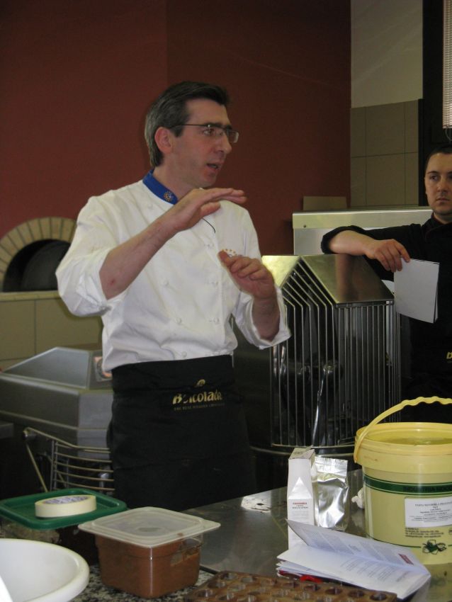 Chef Bechoux in un corso di cioccolateria. Lezione con maestro cioccolatiere, grembiule Bekolata.