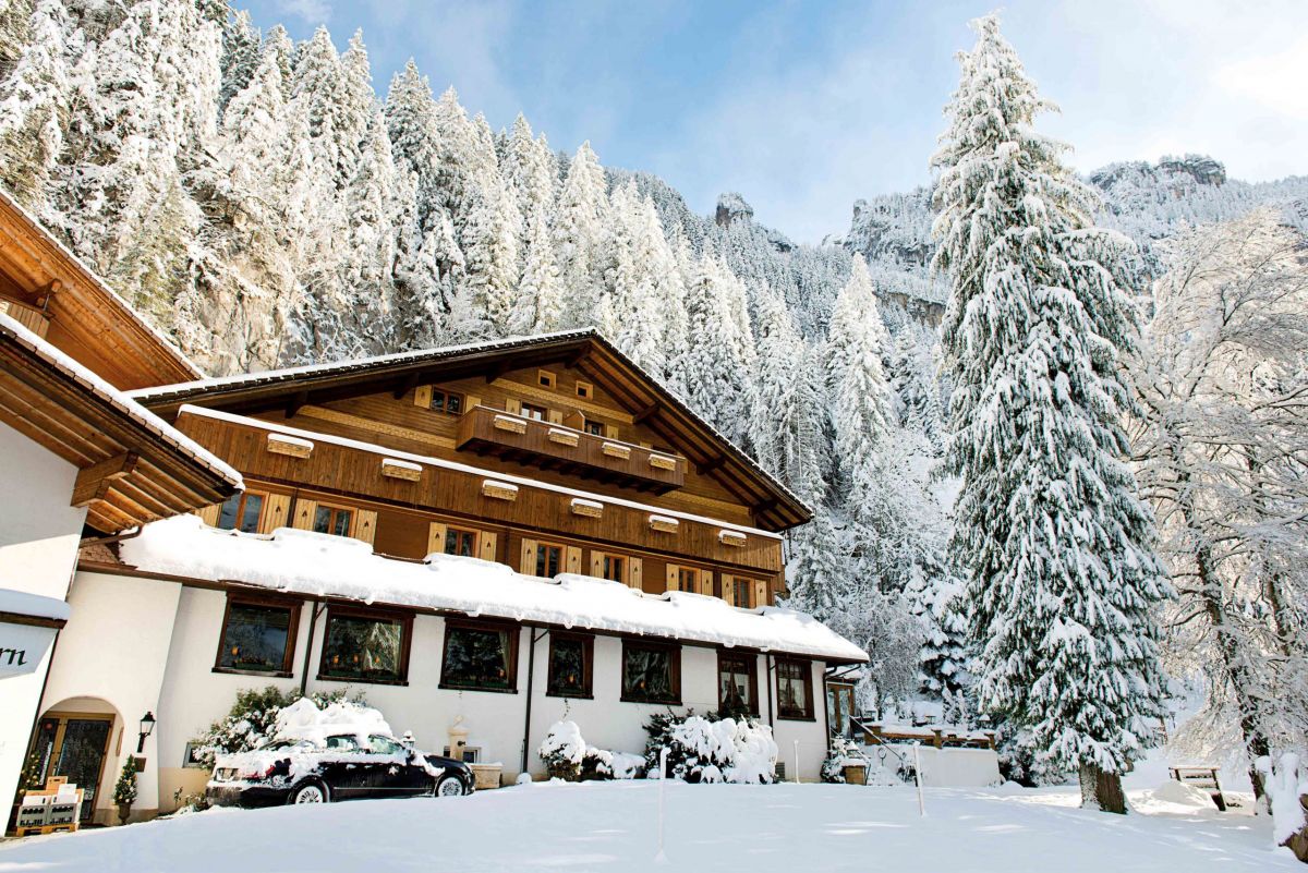 Hotel Wald in inverno: facciata innevata, chalet di montagna, bosco imbiancato. Vacanza sulla neve, Trentino Alto Adige.