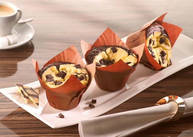 Muffin al cioccolato su piatto con caffè. Dolci deliziosi, dessert golosi.