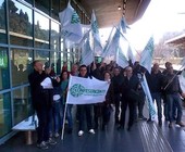 Manifestazione sindacale: gruppo di persone con bandiere e striscione Confesercenti. Protesta, diritti dei lavoratori.