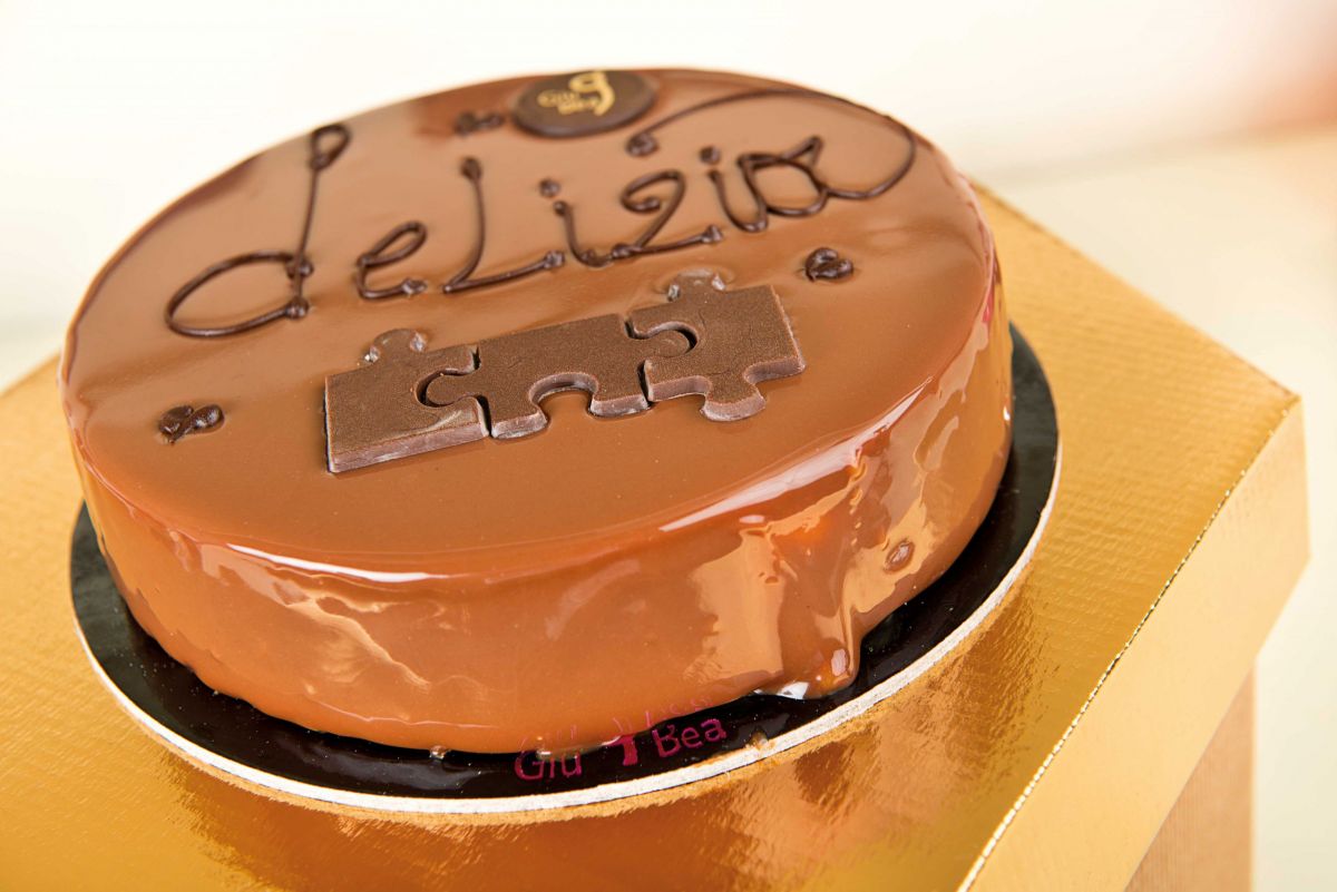 Torta Delizia al cioccolato con puzzle decorativo. Pasticceria artigianale.