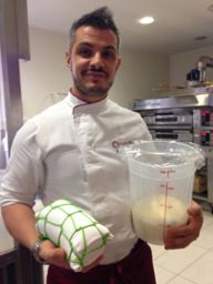 Chef con impasto per pizza e formaggio. Cucina italiana, prodotti freschi.