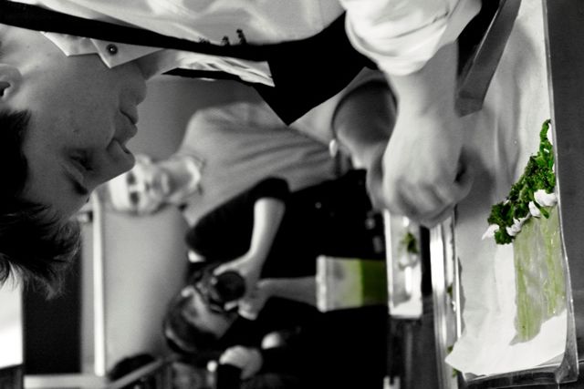 Chef al lavoro in cucina. Preparazione piatti gourmet, alta cucina. Ristorante di lusso.