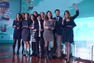 Gruppo di persone Barilla festeggia un premio. Team sorridente, evento aziendale. Successo Barilla.