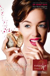 Modella con pane per Europain. Fiera boulangerie, pasticceria, gelateria e cioccolateria a Paris-Nord Villepinte, Marzo 2014.