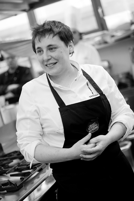 Antonia Klugmann, chef stellata Venissa. Ritrato in cucina, grembiule nero. Alta cucina italiana.