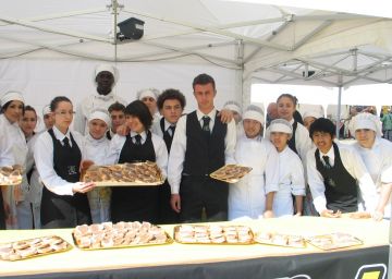 Studenti di pasticceria con cioccolato artigianale. Dolci e dessert fatti in casa.