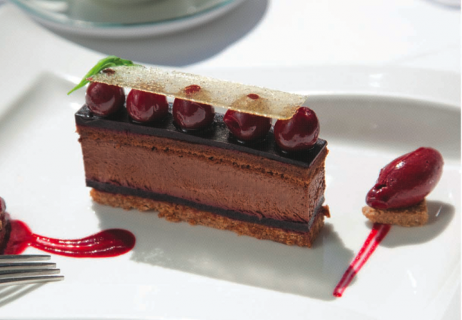 Dolce al cioccolato con ciliegie. Dessert gourmet, pasticceria artigianale.