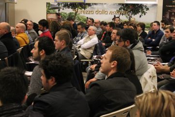 Pubblico attento durante un evento formativo. Persone sedute, seminario, conferenza. #formazione #evento #persone