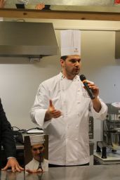 Chef italiano con microfono. Libro di cucina Un anno alla vittoria. Cucina professionale.