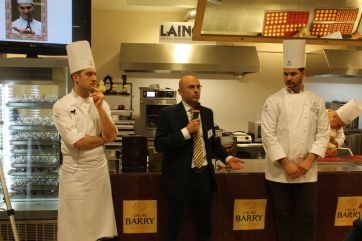 Chef e relatore a evento Cacao Barry. Cucina professionale, alta pasticceria. Degustazione cioccolato.