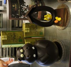 Sculture di cioccolato artigianale: ippopotamo, decorazioni pasquali. Cioccolato Barry.