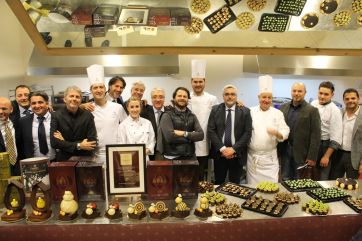 Chef e pasticceri con dolci al cioccolato artigianali. Pasticceria di lusso, alta cucina, creazioni gourmet.
