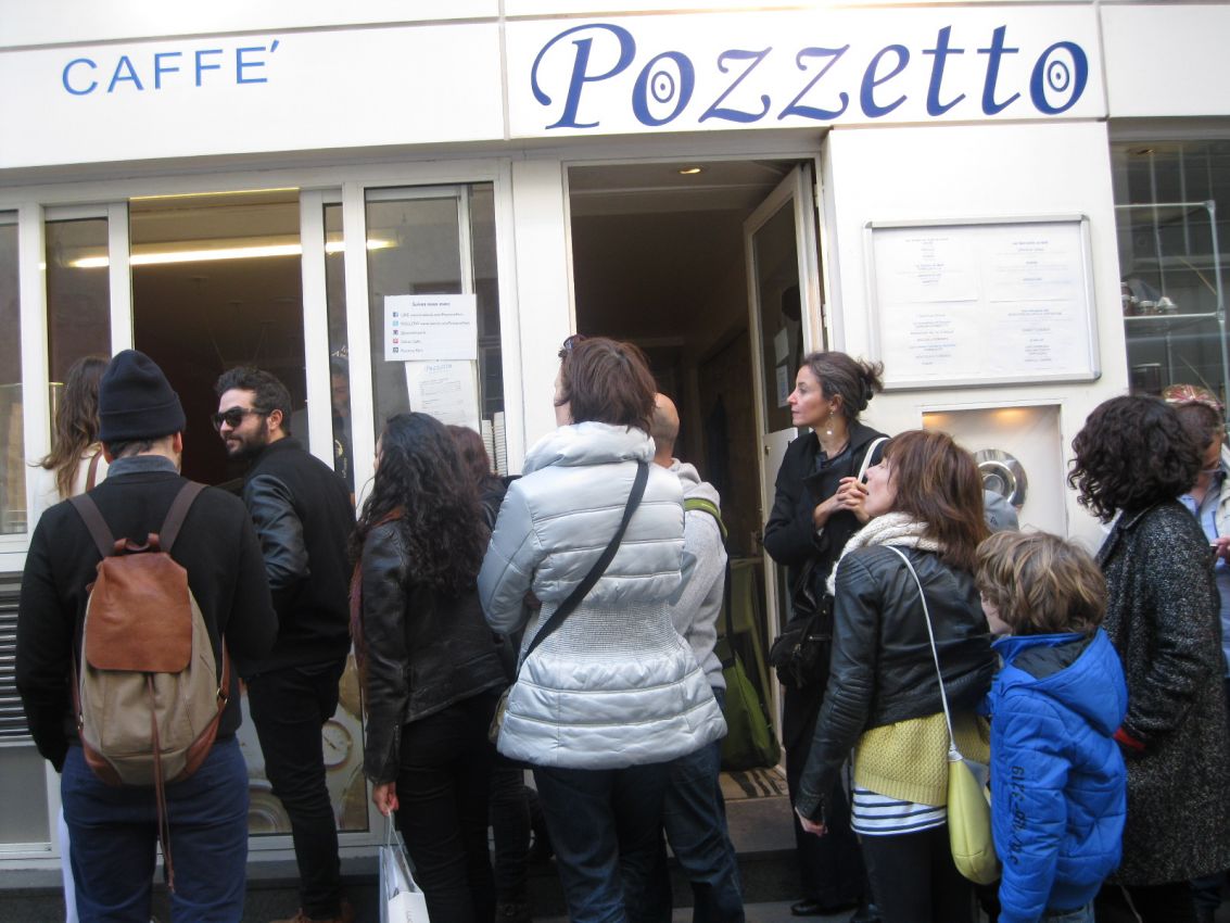 Coda fuori dalla gelateria Pozzetto. Persone in attesa per gelato artigianale. Parigi, Francia.