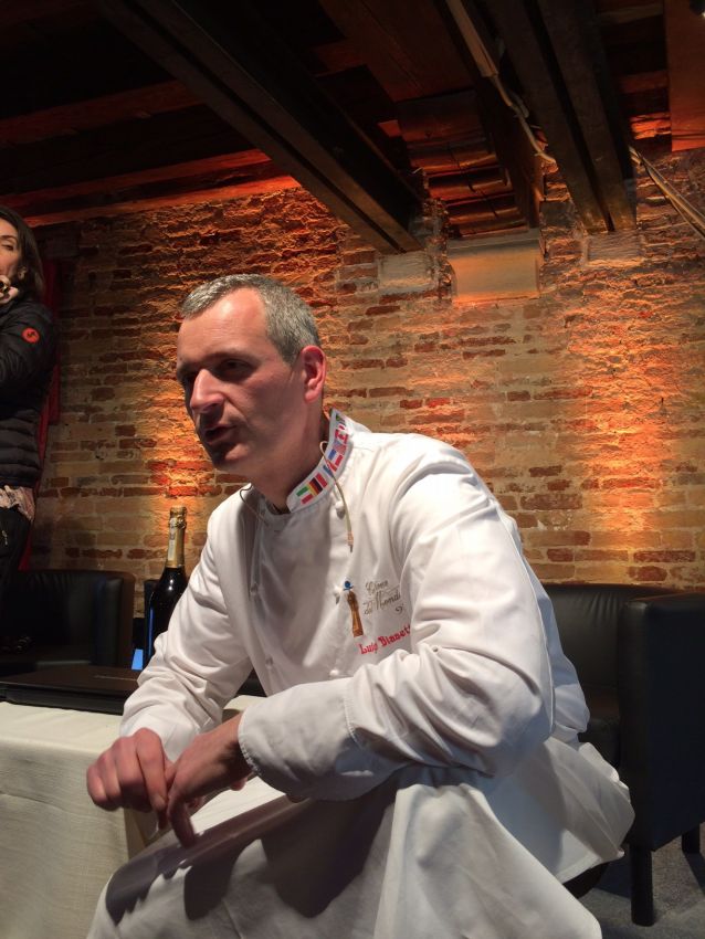 Chef Luigi Biasetto in divisa bianca. Ristorante italiano, alta cucina, chef stellato, evento gastronomico.