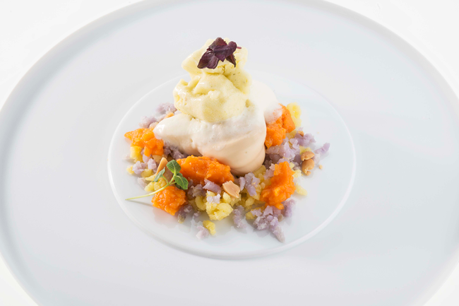 Piatto gourmet con zucca, riso viola e spuma. Cucina creativa, alta cucina.