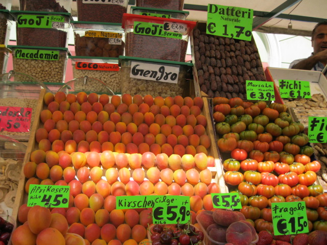 Mercato di frutta: albicocche, datteri, fichi, fragole, pesche, pomodori, frutta secca e prezzi.