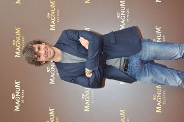 Luca Argentero sorridente in giacca blu e jeans. Evento Magnum. #LucaArgentero #Magnum #AttoreItaliano