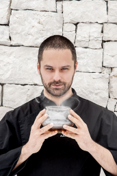 Chef Alessandro Dal Degan con cocktail affumicato. Cucina creativa, ristorante La Tana.