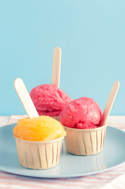 Gelato vegano colorato in coppette di carta con cucchiaini di legno. Dessert estivo, senza lattosio.