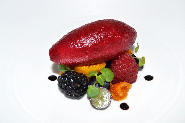 Sorbetto ai frutti di bosco. Dessert fresco con lamponi, more, mirtilli e salsa al balsamico.