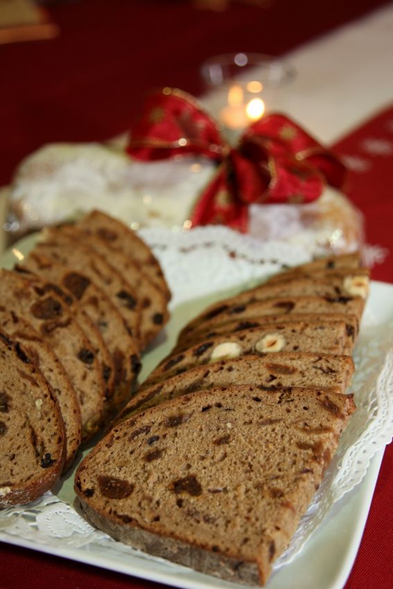 Kletzenbrot natalizio affettato. Pane dolce con frutta secca e canditi, ideale per le feste.