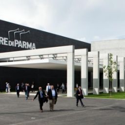 Fiera Cibus Parma: ingresso principale. Evento alimentare italiano, visitatori in arrivo. Architettura moderna.