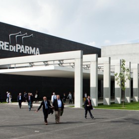Fiera Cibus Parma: ingresso principale. Evento alimentare italiano, visitatori in arrivo. Architettura moderna.