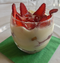Tiramisù alle fragole in bicchiere. Dessert cremoso con fragole fresche. Ricetta tiramisù estivo.