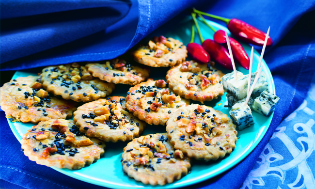 Biscotti al Gorgonzola fatti in casa. Snack salati con formaggio erborinato e peperoncino.