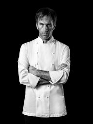 Chef Oldani in bianco e nero. Ritratto di cuoco stellato con divisa da cucina.