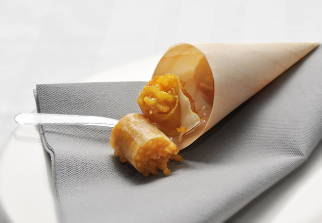 Riso da passeggio di Sadler. Cono di riso fritto, street food gourmet.