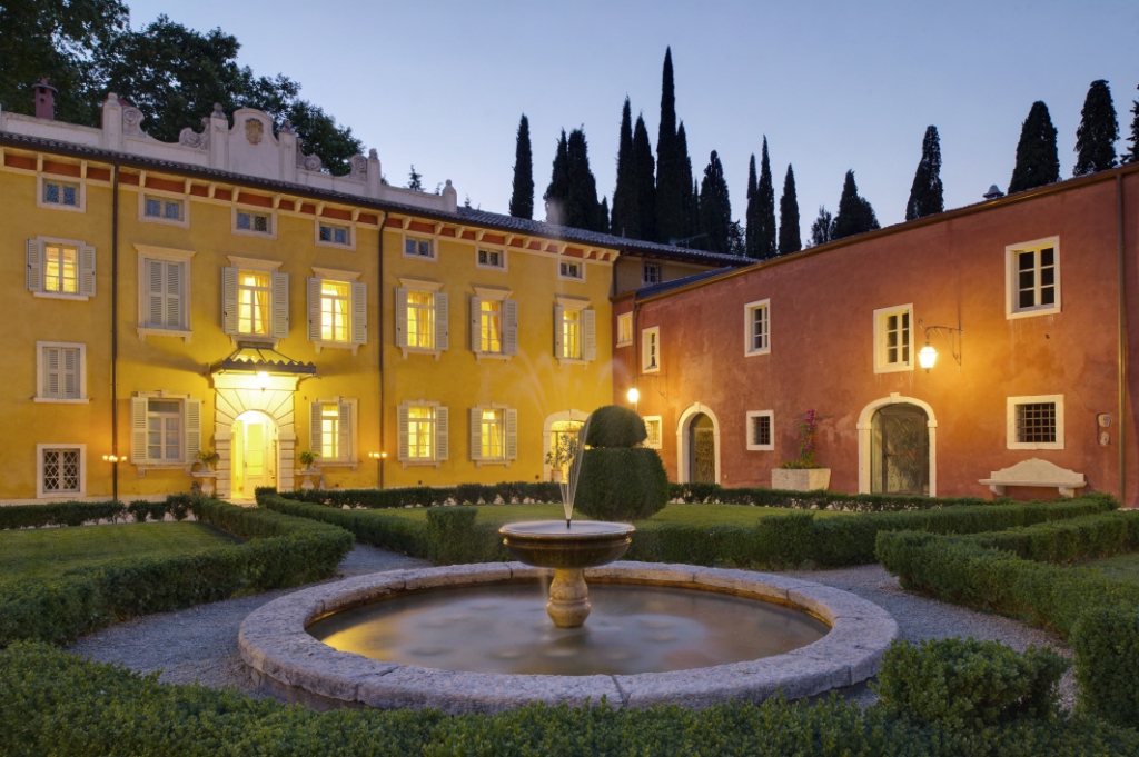 Villa Cordevigo, lussuoso hotel in Veneto. Facciata illuminata, fontana e giardino curato. Esperienza indimenticabile.