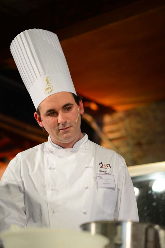 Chef pasticcere con toque alto. Cucina professionale, alta pasticceria italiana.